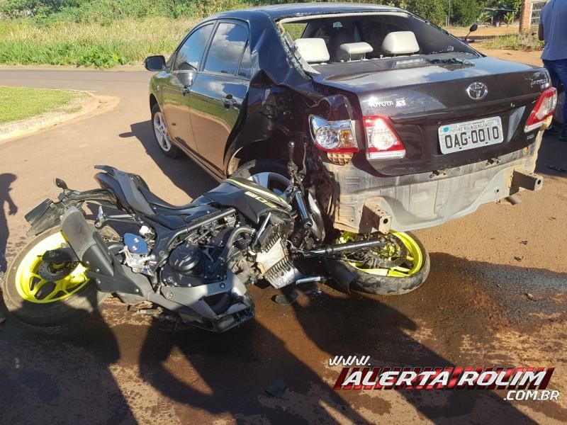 Condutor de moto esportiva fica ferido após bater na traseira de carro no bairro Cidade Alta, em Rolim de Moura – Vídeo Condutor de moto esportiva fica ferido após bater na traseira de carro no bairro Cidade Alta, em Rolim de Moura – Vídeo