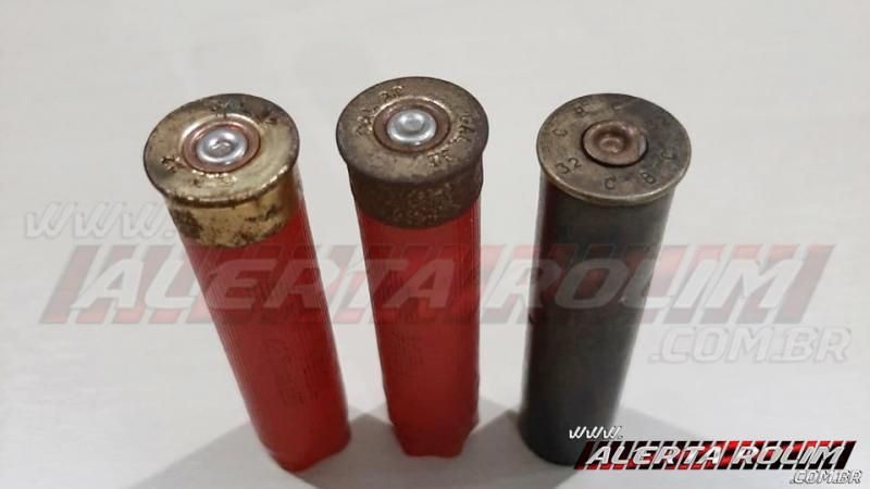 Durante Operação Hórus, Polícia Militar apreende várias armas de fogo, munições, madeira e mais de 160 kg de carne de jacaré e pescado Durante Operação Hórus, Polícia Militar apreende várias armas de fogo, munições, madeira e mais de 160 kg de carne de jacaré e pescado