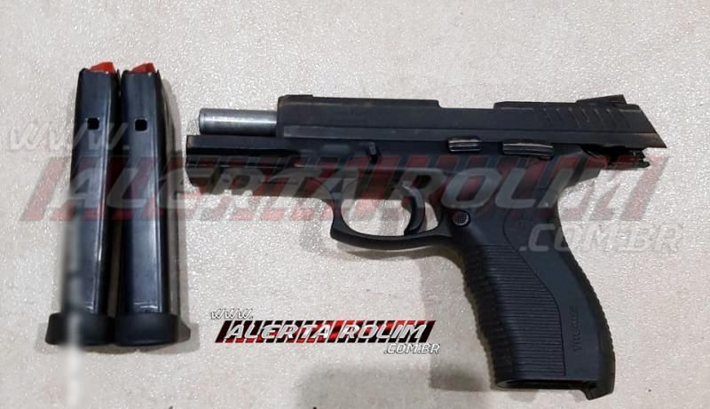 Durante Operação Hórus, Polícia Militar apreende várias armas de fogo, munições, madeira e mais de 160 kg de carne de jacaré e pescado Durante Operação Hórus, Polícia Militar apreende várias armas de fogo, munições, madeira e mais de 160 kg de carne de jacaré e pescado