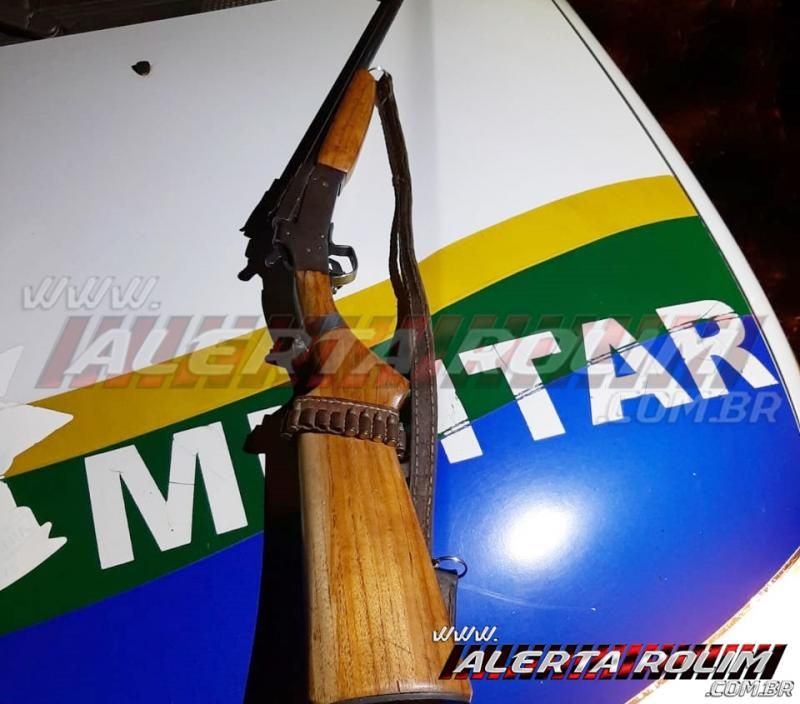 Durante Operação Hórus, Polícia Militar apreende várias armas de fogo, munições, madeira e mais de 160 kg de carne de jacaré e pescado Durante Operação Hórus, Polícia Militar apreende várias armas de fogo, munições, madeira e mais de 160 kg de carne de jacaré e pescado