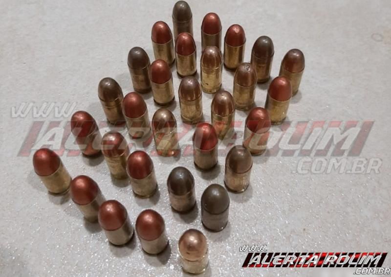 Durante Operação Hórus, Polícia Militar apreende várias armas de fogo, munições, madeira e mais de 160 kg de carne de jacaré e pescado Durante Operação Hórus, Polícia Militar apreende várias armas de fogo, munições, madeira e mais de 160 kg de carne de jacaré e pescado