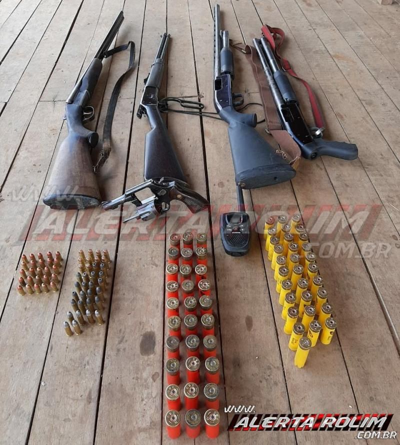 Durante Operação Hórus, Polícia Militar apreende várias armas de fogo, munições, madeira e mais de 160 kg de carne de jacaré e pescado Durante Operação Hórus, Polícia Militar apreende várias armas de fogo, munições, madeira e mais de 160 kg de carne de jacaré e pescado