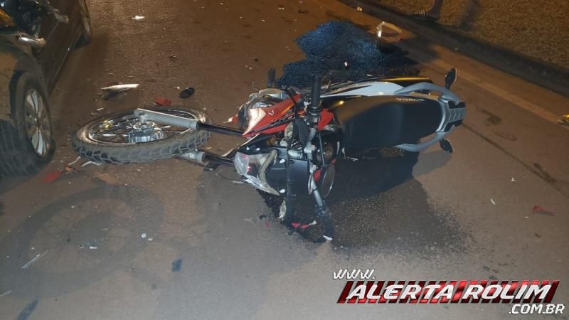 Grave colisão entre carro e moto resulta em duas pessoas feridas, em Rolim de Moura - Vídeo Grave colisão entre carro e moto resulta em duas pessoas feridas, em Rolim de Moura - Vídeo