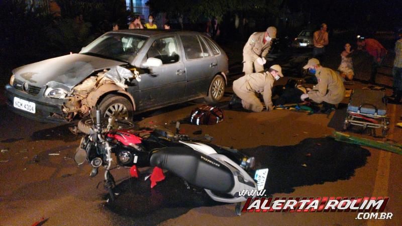 Grave colisão entre carro e moto resulta em duas pessoas feridas, em Rolim de Moura - Vídeo Grave colisão entre carro e moto resulta em duas pessoas feridas, em Rolim de Moura - Vídeo