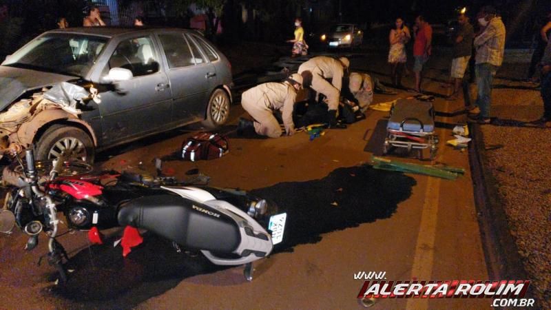Grave colisão entre carro e moto resulta em duas pessoas feridas, em Rolim de Moura - Vídeo Grave colisão entre carro e moto resulta em duas pessoas feridas, em Rolim de Moura - Vídeo