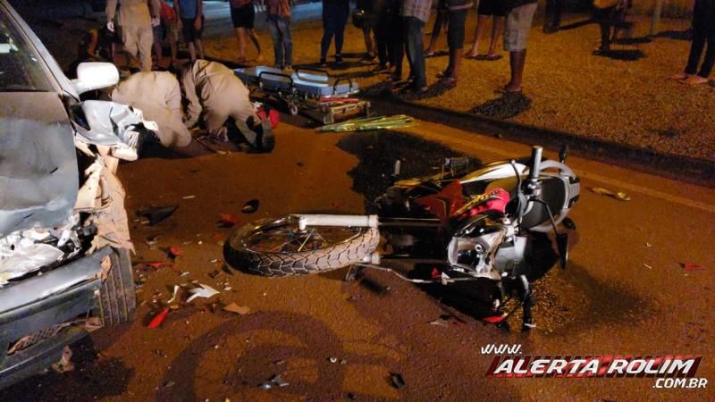 Grave colisão entre carro e moto resulta em duas pessoas feridas, em Rolim de Moura - Vídeo Grave colisão entre carro e moto resulta em duas pessoas feridas, em Rolim de Moura - Vídeo