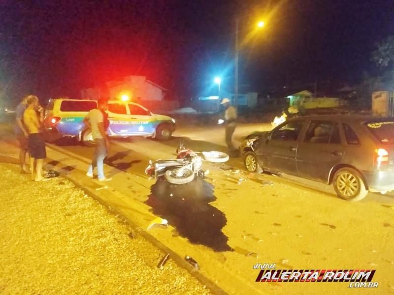 Grave colisão entre carro e moto resulta em duas pessoas feridas, em Rolim de Moura - Vídeo Grave colisão entre carro e moto resulta em duas pessoas feridas, em Rolim de Moura - Vídeo