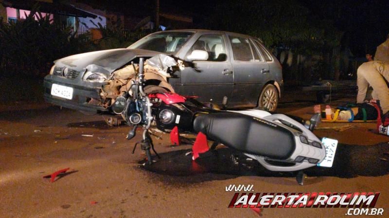 Grave colisão entre carro e moto resulta em duas pessoas feridas, em Rolim de Moura - Vídeo Grave colisão entre carro e moto resulta em duas pessoas feridas, em Rolim de Moura - Vídeo