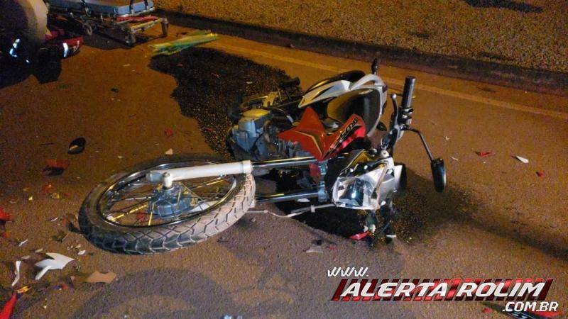 Grave colisão entre carro e moto resulta em duas pessoas feridas, em Rolim de Moura - Vídeo Grave colisão entre carro e moto resulta em duas pessoas feridas, em Rolim de Moura - Vídeo