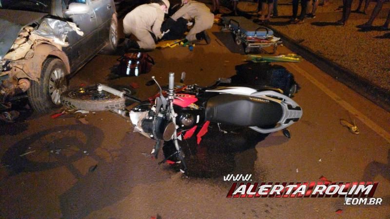 Grave colisão entre carro e moto resulta em duas pessoas feridas, em Rolim de Moura - Vídeo Grave colisão entre carro e moto resulta em duas pessoas feridas, em Rolim de Moura - Vídeo
