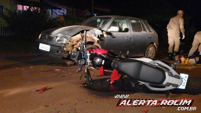 Grave colisão entre carro e moto resulta em duas pessoas feridas, em Rolim de Moura - Vídeo Grave colisão entre carro e moto resulta em duas pessoas feridas, em Rolim de Moura - Vídeo