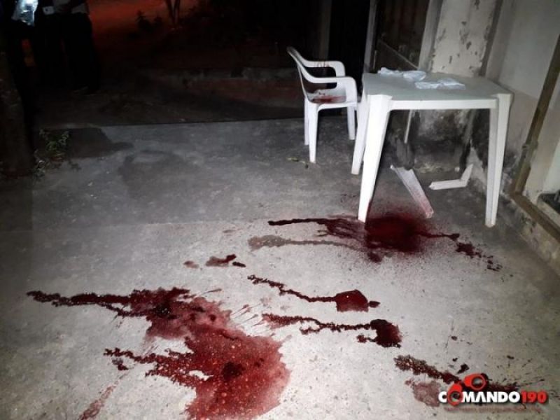 Homem é executado a tiros em cadeira de bar, em Ji-Paraná Homem é executado a tiros em cadeira de bar, em Ji-Paraná