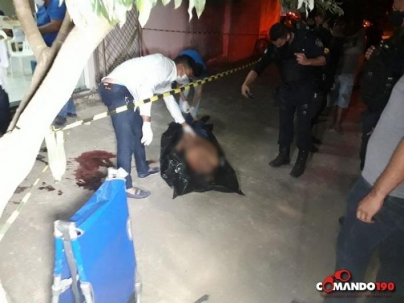Homem é executado a tiros em cadeira de bar, em Ji-Paraná Homem é executado a tiros em cadeira de bar, em Ji-Paraná