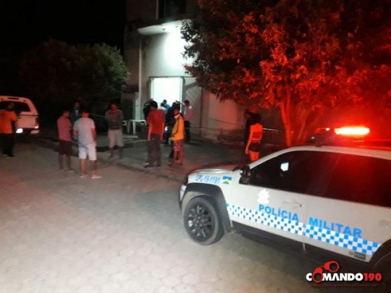 Homem é executado a tiros em cadeira de bar, em Ji-Paraná Homem é executado a tiros em cadeira de bar, em Ji-Paraná