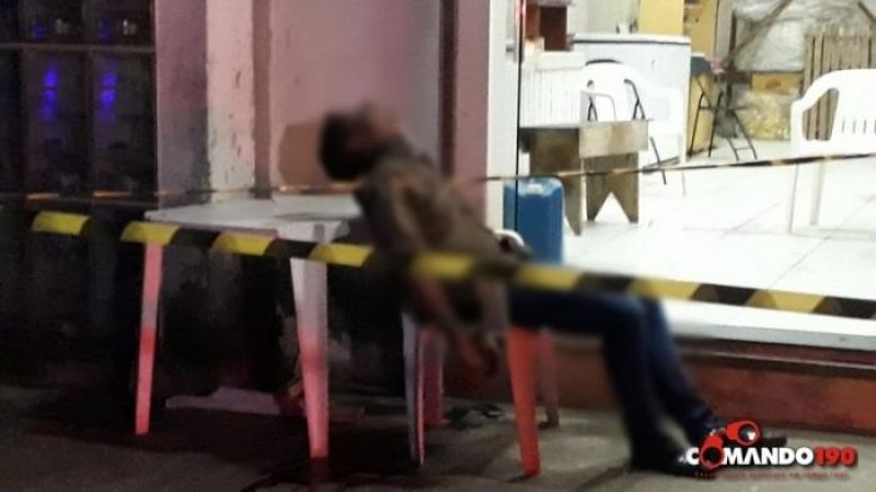 Homem é executado a tiros em cadeira de bar, em Ji-Paraná Homem é executado a tiros em cadeira de bar, em Ji-Paraná