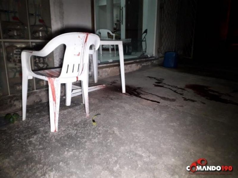 Homem é executado a tiros em cadeira de bar, em Ji-Paraná Homem é executado a tiros em cadeira de bar, em Ji-Paraná