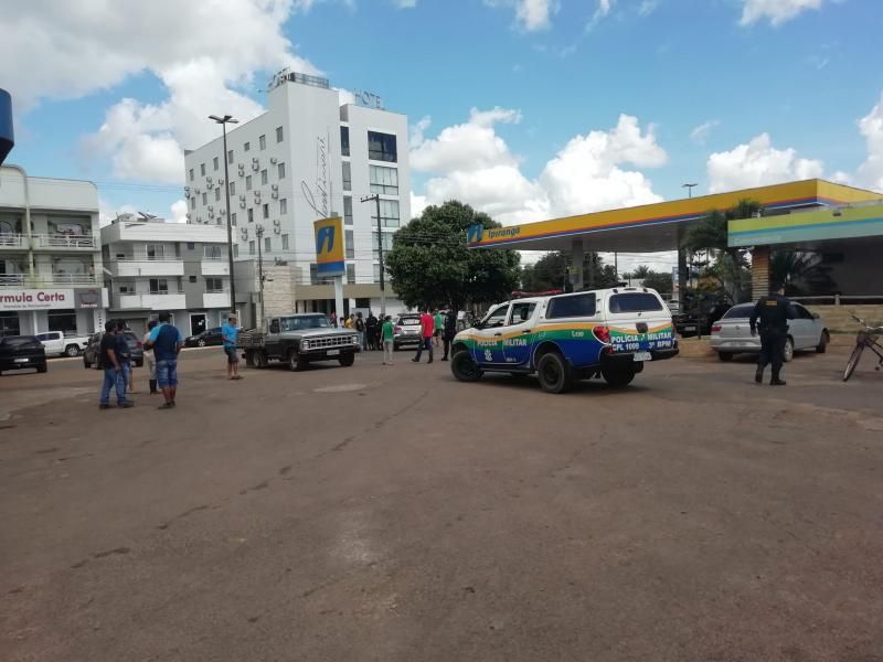 Homem socorrido em estado grave após ser baleado em pátio de posto de combustível, em Vilhena Homem socorrido em estado grave após ser baleado em pátio de posto de combustível, em Vilhena