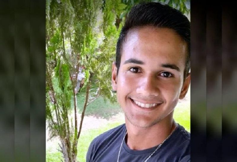 Jovem de 19 anos morre horas depois de bater em carreta na BR-364, em Jaru Jovem de 19 anos morre horas depois de bater em carreta na BR-364, em Jaru