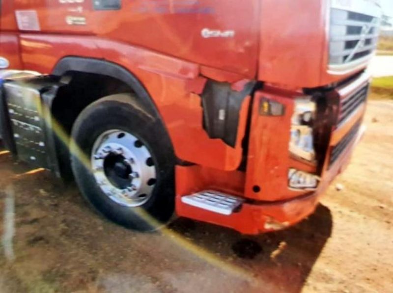 Jovem de 19 anos morre horas depois de bater em carreta na BR-364, em Jaru Jovem de 19 anos morre horas depois de bater em carreta na BR-364, em Jaru