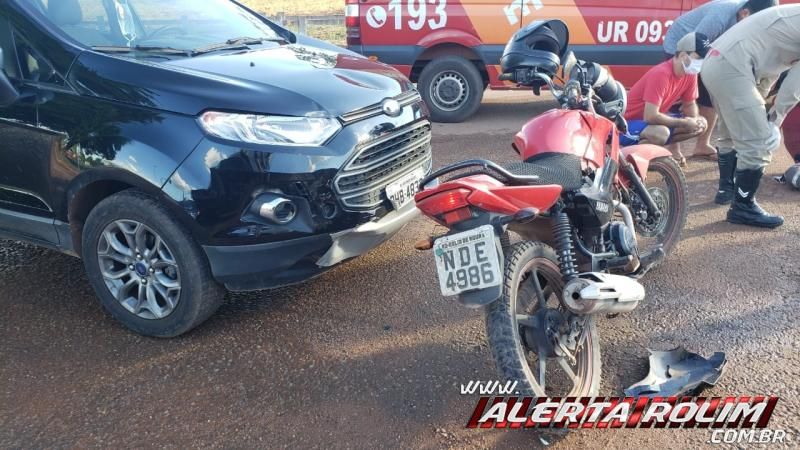 Motociclista inabilitado é socorrido pelos bombeiros ao ser atingido por carro, em Rolim de Moura Motociclista inabilitado é socorrido pelos bombeiros ao ser atingido por carro, em Rolim de Moura