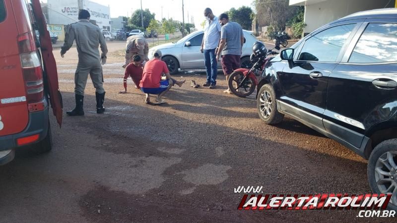 Motociclista inabilitado é socorrido pelos bombeiros ao ser atingido por carro, em Rolim de Moura Motociclista inabilitado é socorrido pelos bombeiros ao ser atingido por carro, em Rolim de Moura
