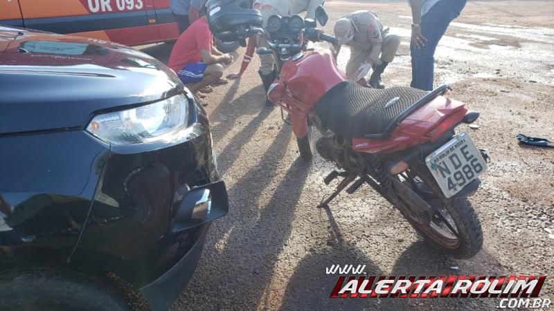 Motociclista inabilitado é socorrido pelos bombeiros ao ser atingido por carro, em Rolim de Moura Motociclista inabilitado é socorrido pelos bombeiros ao ser atingido por carro, em Rolim de Moura