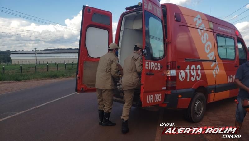 Motociclista é socorrido pelos bombeiros após colisão na RO-010, em Rolim de Moura Motociclista é socorrido pelos bombeiros após colisão na RO-010, em Rolim de Moura