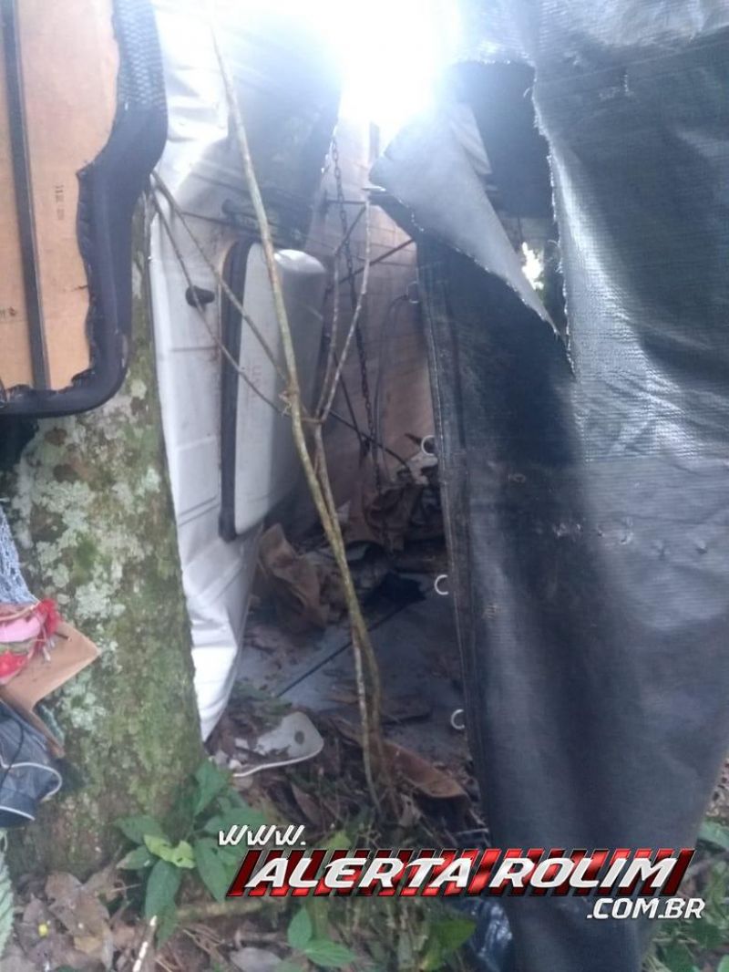 Motorista de caminhão morre após sofrer acidente na RO-481, em Nova Brasilândia Motorista de caminhão morre após sofrer acidente na RO-481, em Nova Brasilândia