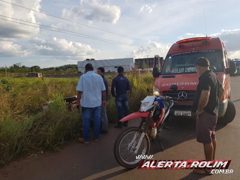 Para não atropelar motociclista que estava caído na pista, condutor de caminhonete efetua manobra e acaba tombando veículo na RO-010, em Rolim de Moura – Veja o vídeo  Para não atropelar motociclista que estava caído na pista, condutor de caminhonete efetua manobra e acaba tombando veículo na RO-010, em Rolim de Moura – Veja o vídeo