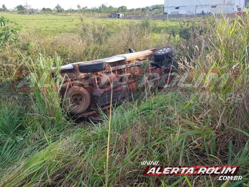 Para não atropelar motociclista que estava caído na pista, condutor de caminhonete efetua manobra e acaba tombando veículo na RO-010, em Rolim de Moura – Veja o vídeo  Para não atropelar motociclista que estava caído na pista, condutor de caminhonete efetua manobra e acaba tombando veículo na RO-010, em Rolim de Moura – Veja o vídeo