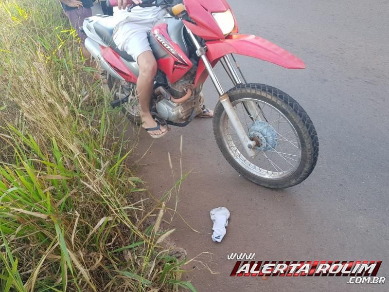 Para não atropelar motociclista que estava caído na pista, condutor de caminhonete efetua manobra e acaba tombando veículo na RO-010, em Rolim de Moura – Veja o vídeo  Para não atropelar motociclista que estava caído na pista, condutor de caminhonete efetua manobra e acaba tombando veículo na RO-010, em Rolim de Moura – Veja o vídeo
