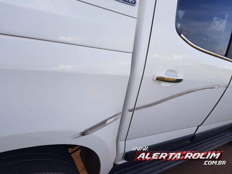 Para não atropelar motociclista que estava caído na pista, condutor de caminhonete efetua manobra e acaba tombando veículo na RO-010, em Rolim de Moura – Veja o vídeo  Para não atropelar motociclista que estava caído na pista, condutor de caminhonete efetua manobra e acaba tombando veículo na RO-010, em Rolim de Moura – Veja o vídeo