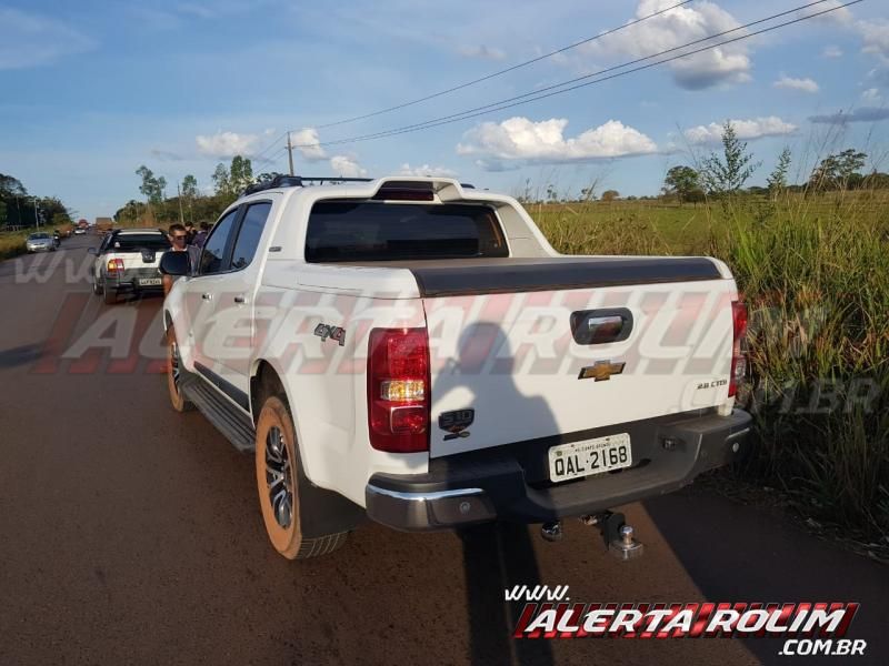 Para não atropelar motociclista que estava caído na pista, condutor de caminhonete efetua manobra e acaba tombando veículo na RO-010, em Rolim de Moura – Veja o vídeo  Para não atropelar motociclista que estava caído na pista, condutor de caminhonete efetua manobra e acaba tombando veículo na RO-010, em Rolim de Moura – Veja o vídeo