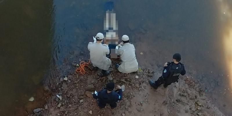 Pimenta Bueno – Corpo com os pés amarrados é encontrado embaixo da ponte na saída para Rolim de Moura Pimenta Bueno – Corpo com os pés amarrados é encontrado embaixo da ponte na saída para Rolim de Moura