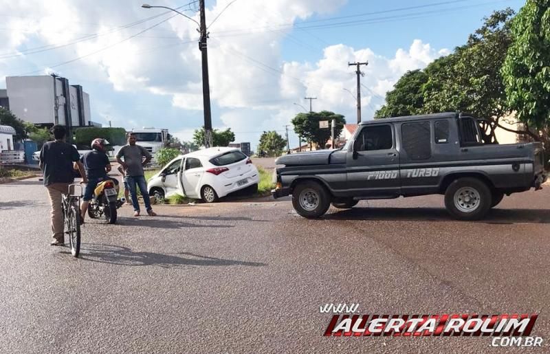 Polícia Militar registra colisão entre caminhonete e HB-20, em Rolim de Moura Polícia Militar registra colisão entre caminhonete e HB-20, em Rolim de Moura