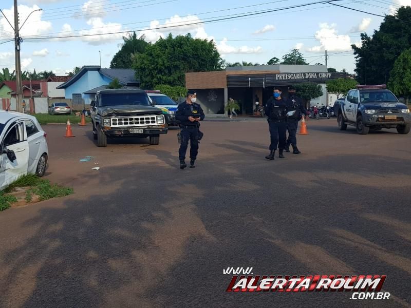 Polícia Militar registra colisão entre caminhonete e HB-20, em Rolim de Moura Polícia Militar registra colisão entre caminhonete e HB-20, em Rolim de Moura