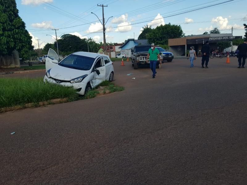 Polícia Militar registra colisão entre caminhonete e HB-20, em Rolim de Moura Polícia Militar registra colisão entre caminhonete e HB-20, em Rolim de Moura