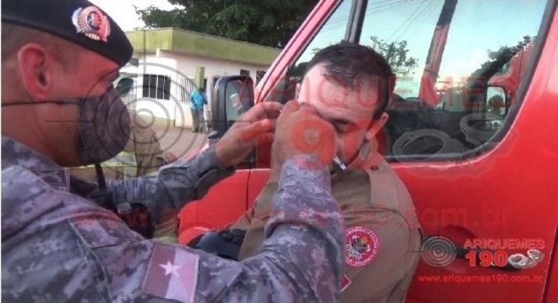 Quatro pessoas são hospitalizadas e dois cachorros morrem em ataque de abelhas no Setor 04, em Ariquemes Quatro pessoas são hospitalizadas e dois cachorros morrem em ataque de abelhas no Setor 04, em Ariquemes