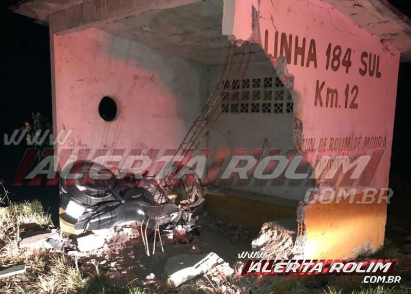 URGENTE – Motociclista perde a vida após bater em ponto de ônibus do km 12 da RO-383, em Rolim de Moura URGENTE – Motociclista perde a vida após bater em ponto de ônibus do km 12 da RO-383, em Rolim de Moura
