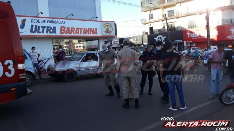 Acidente entre motociclista e ciclista é registrado na rotatória do centro da cidade de Rolim de Moura - VÍDEO Acidente entre motociclista e ciclista é registrado na rotatória do centro da cidade de Rolim de Moura - VÍDEO