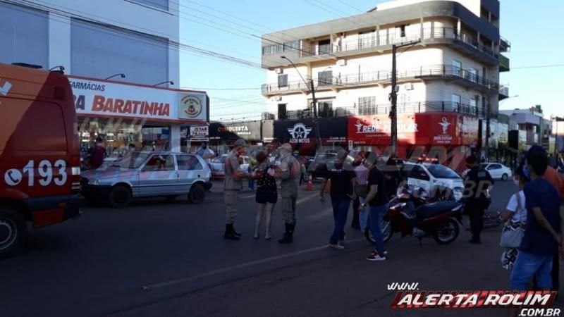 Acidente entre motociclista e ciclista é registrado na rotatória do centro da cidade de Rolim de Moura - VÍDEO Acidente entre motociclista e ciclista é registrado na rotatória do centro da cidade de Rolim de Moura - VÍDEO
