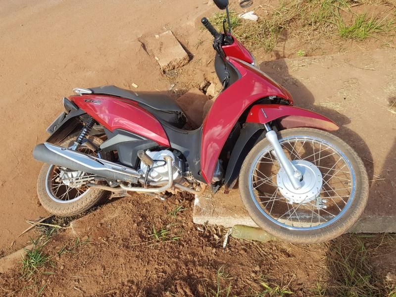 Adolescente conduzindo moto é socorrida pelos bombeiros ao se envolver em acidente de trânsito na Rua Parnaíba, em Rolim de Moura - Vídeo Adolescente conduzindo moto é socorrida pelos bombeiros ao se envolver em acidente de trânsito na Rua Parnaíba, em Rolim de Moura - Vídeo