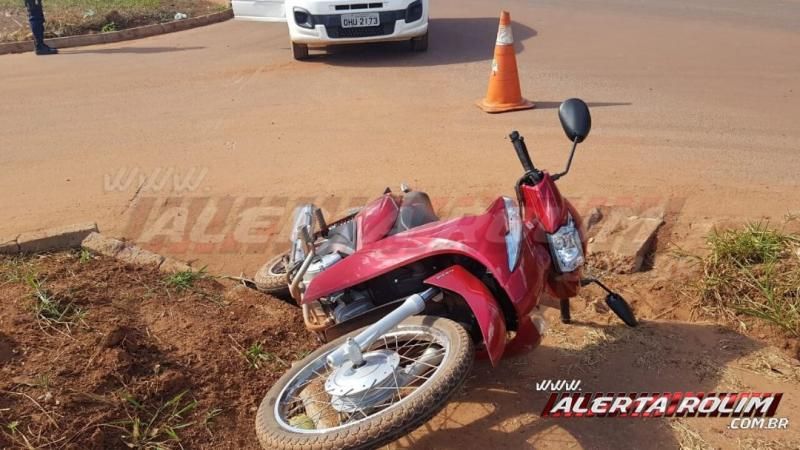 Adolescente conduzindo moto é socorrida pelos bombeiros ao se envolver em acidente de trânsito na Rua Parnaíba, em Rolim de Moura - Vídeo Adolescente conduzindo moto é socorrida pelos bombeiros ao se envolver em acidente de trânsito na Rua Parnaíba, em Rolim de Moura - Vídeo