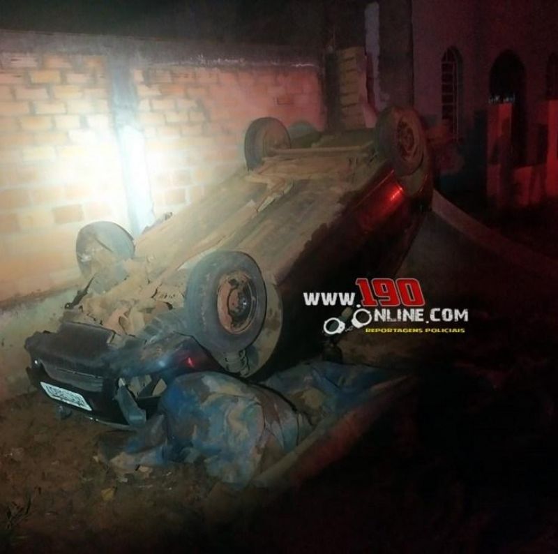 Após desviar de cachorro, motorista capota veículo no Bairro Princesa Izabel, em Alta Floresta Após desviar de cachorro, motorista capota veículo no Bairro Princesa Izabel, em Alta Floresta