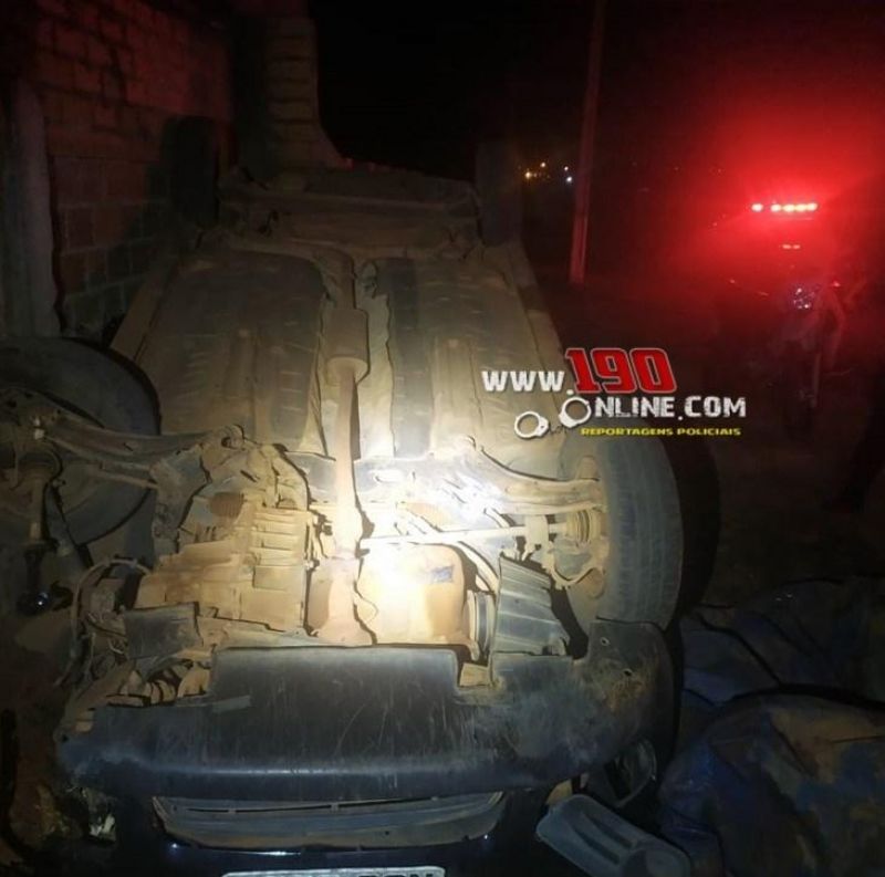 Após desviar de cachorro, motorista capota veículo no Bairro Princesa Izabel, em Alta Floresta Após desviar de cachorro, motorista capota veículo no Bairro Princesa Izabel, em Alta Floresta
