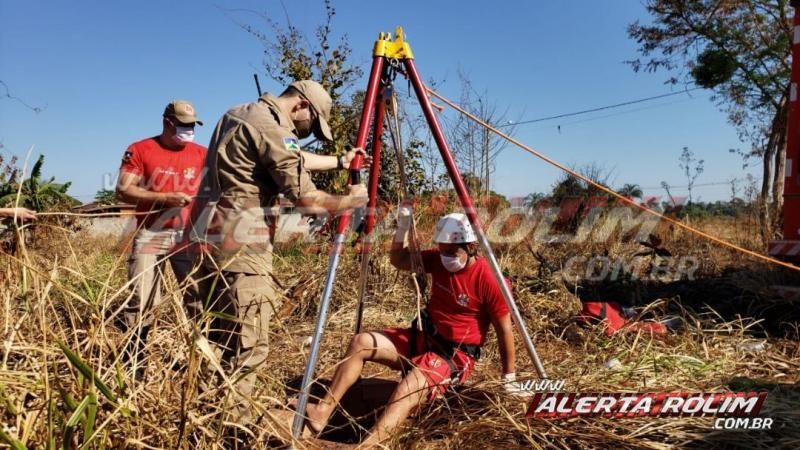 Bombeiros são acionados para retirarem gato dentro de poço no Bairro Cidade Alta, em Rolim de Moura - Vídeo Bombeiros são acionados para retirarem gato dentro de poço no Bairro Cidade Alta, em Rolim de Moura - Vídeo