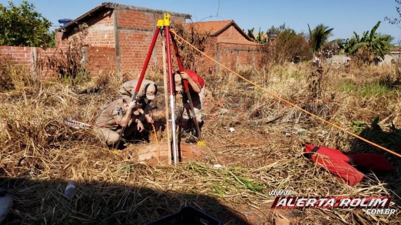 Bombeiros são acionados para retirarem gato dentro de poço no Bairro Cidade Alta, em Rolim de Moura - Vídeo Bombeiros são acionados para retirarem gato dentro de poço no Bairro Cidade Alta, em Rolim de Moura - Vídeo