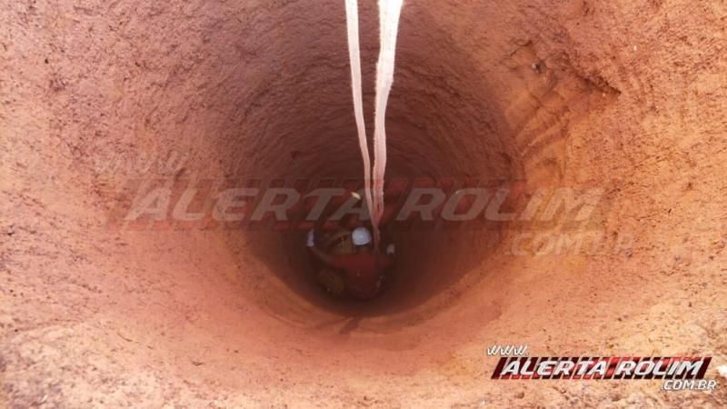 Bombeiros são acionados para retirarem gato dentro de poço no Bairro Cidade Alta, em Rolim de Moura - Vídeo Bombeiros são acionados para retirarem gato dentro de poço no Bairro Cidade Alta, em Rolim de Moura - Vídeo