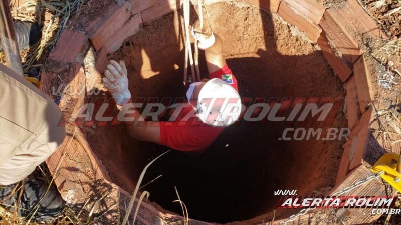Bombeiros são acionados para retirarem gato dentro de poço no Bairro Cidade Alta, em Rolim de Moura - Vídeo Bombeiros são acionados para retirarem gato dentro de poço no Bairro Cidade Alta, em Rolim de Moura - Vídeo