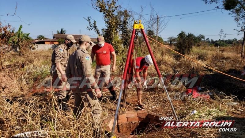 Bombeiros são acionados para retirarem gato dentro de poço no Bairro Cidade Alta, em Rolim de Moura - Vídeo Bombeiros são acionados para retirarem gato dentro de poço no Bairro Cidade Alta, em Rolim de Moura - Vídeo